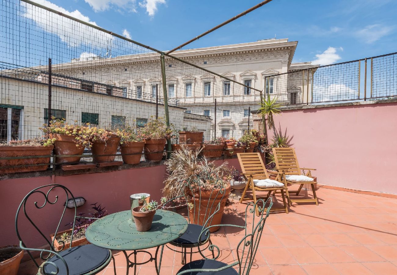 Appartamento a Roma - 045 - Serpenti · Colosseo Stylish Penthouse