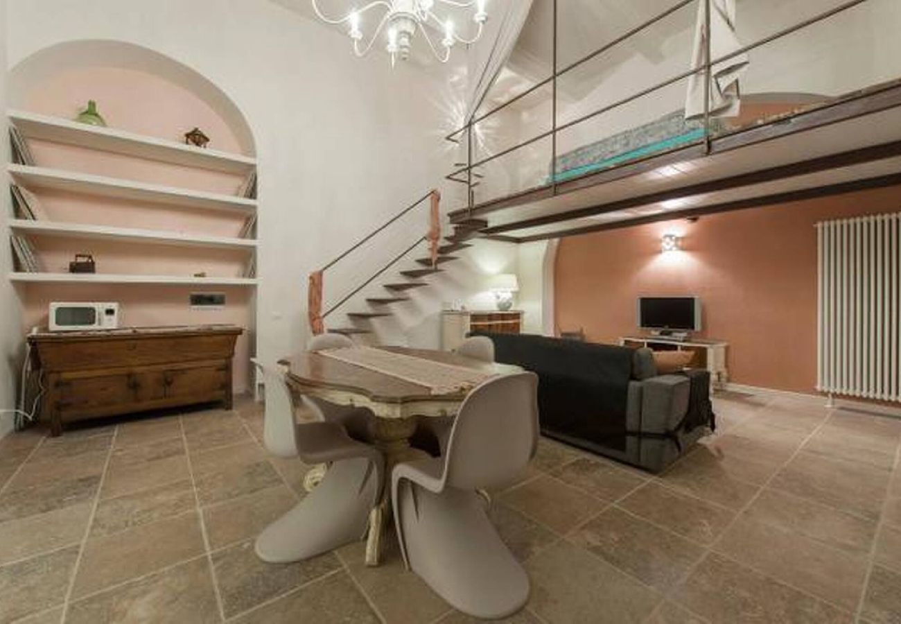 Casa a Roma - 001 - Poliziano · Shabby loft in Colosseum