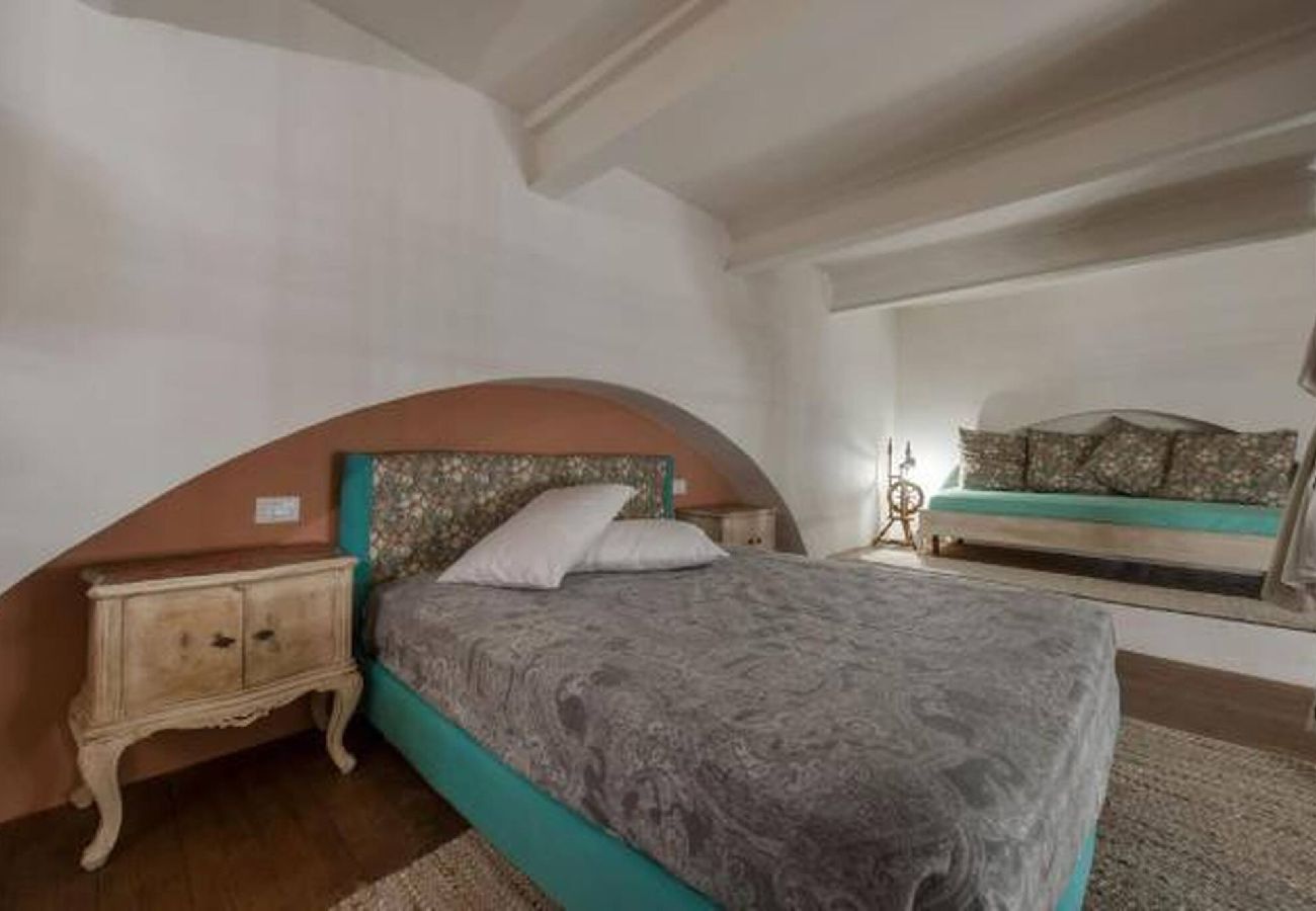 Casa a Roma - 001 - Poliziano · Shabby loft in Colosseum