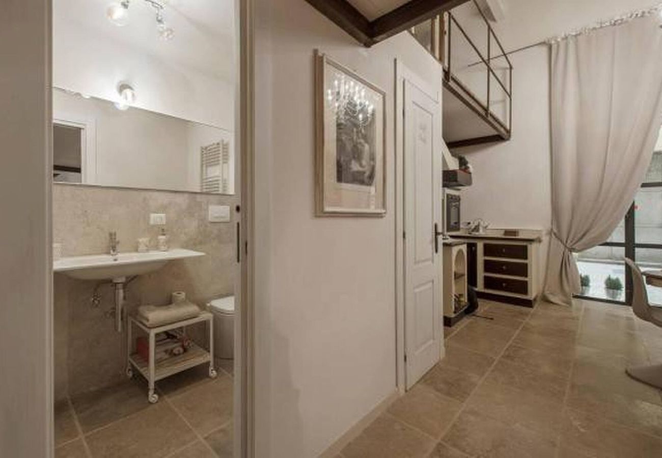 Casa a Roma - 001 - Poliziano · Shabby loft in Colosseum