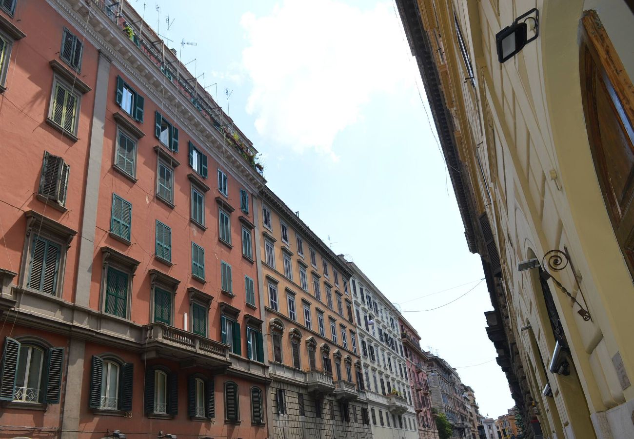 Casa a Roma - 001 - Poliziano · Shabby loft in Colosseum