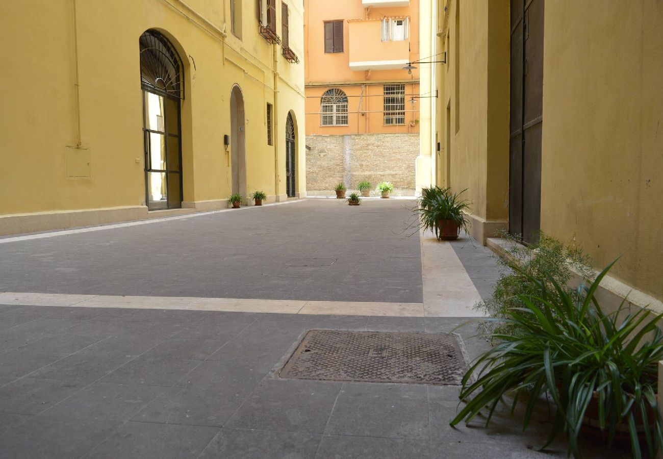 Casa a Roma - 001 - Poliziano · Shabby loft in Colosseum