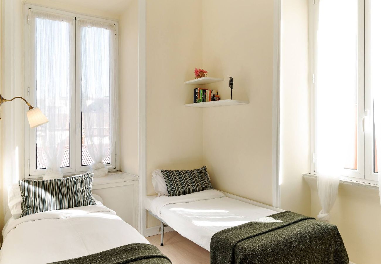 Appartamento a Roma - 005 - Labicana · Sunny flat in elegant building cl