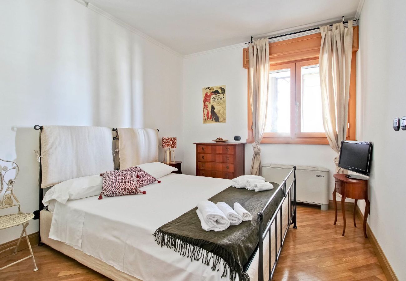 Appartamento a Roma - 011 - COLOMBO · Cozy terrace close to Eataly and m