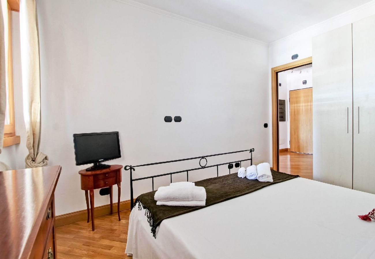 Appartamento a Roma - 011 - COLOMBO · Cozy terrace close to Eataly and m