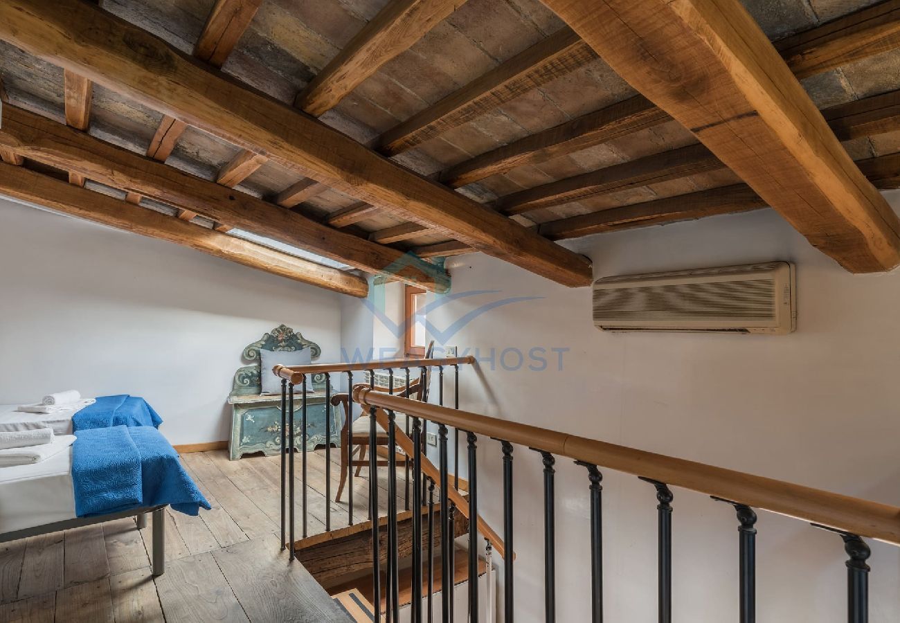 Appartamento a Roma - 026 - Zanardelli · Cozy wooden apt in Piazza Navon