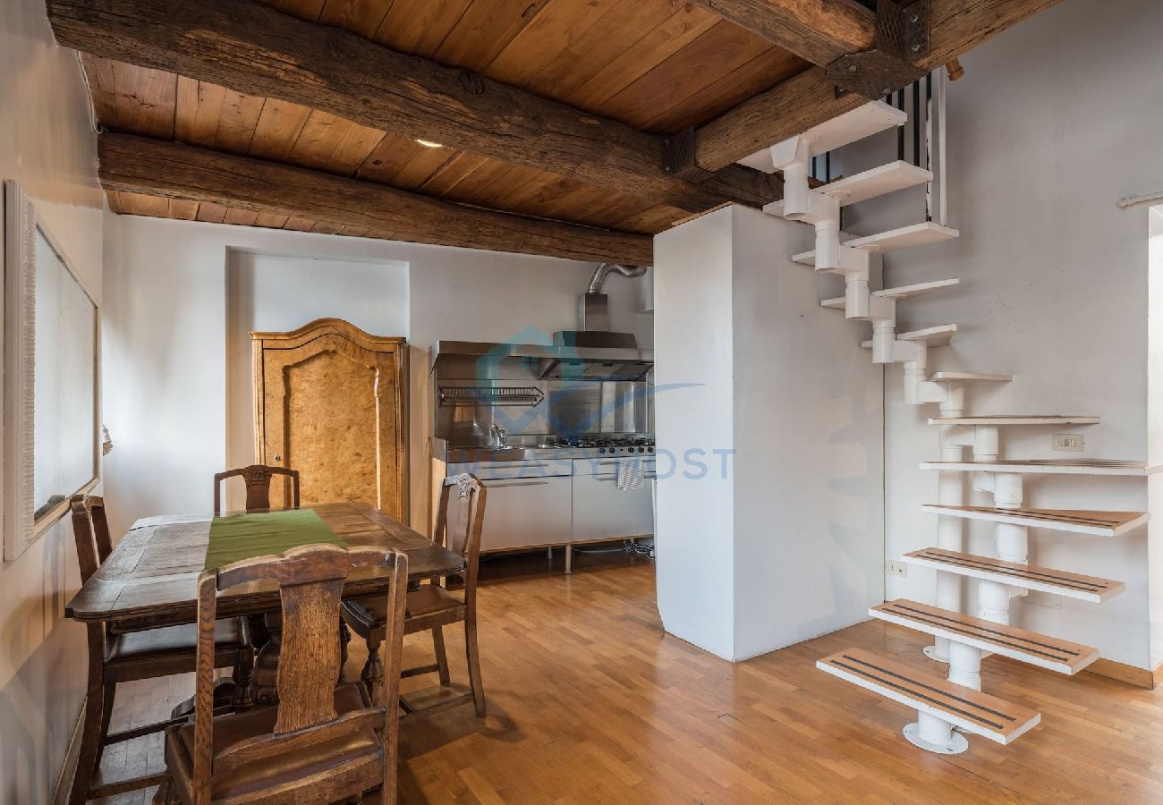 Appartamento a Roma - 026 - Zanardelli · Cozy wooden apt in Piazza Navon