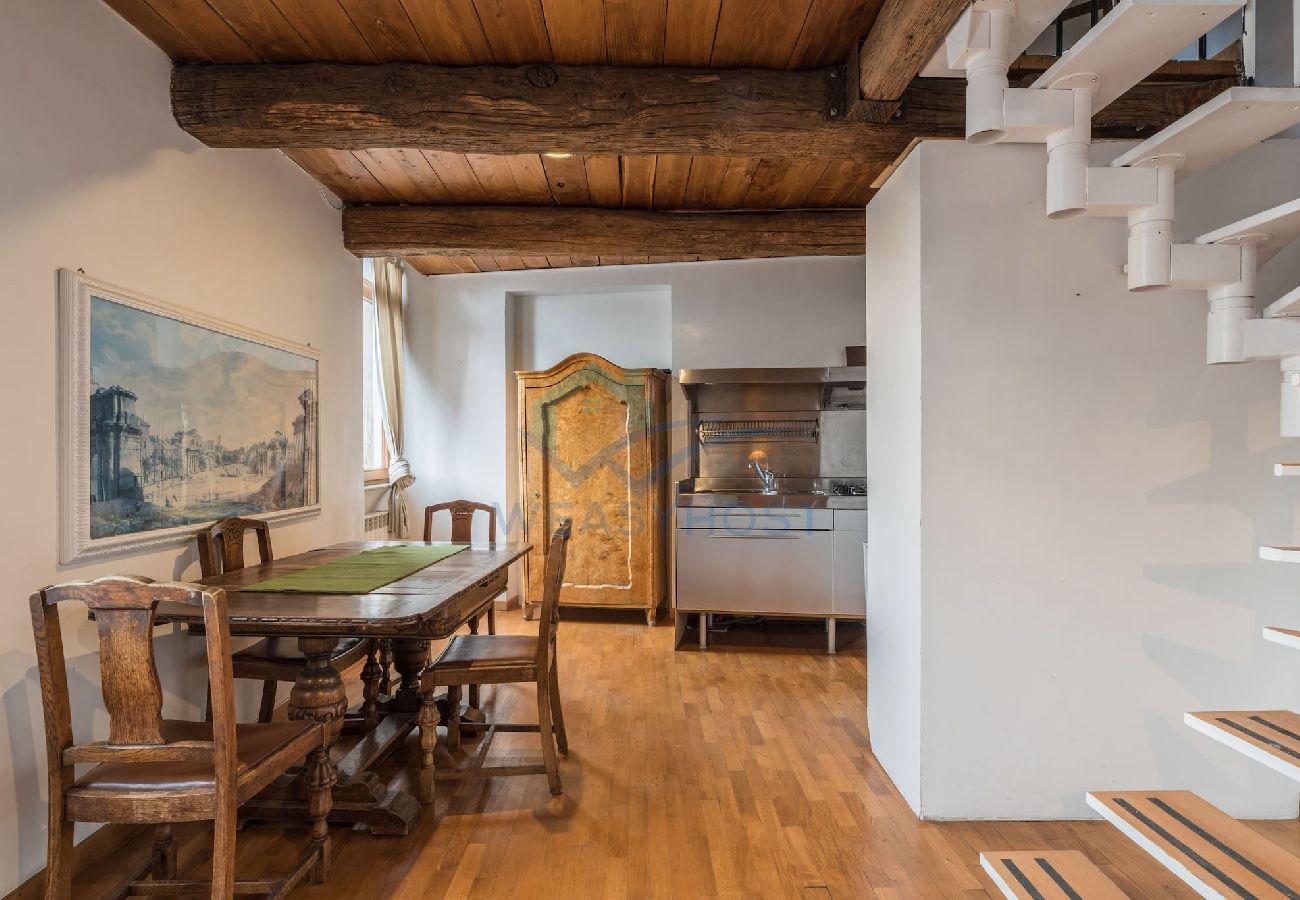 Appartamento a Roma - 026 - Zanardelli · Cozy wooden apt in Piazza Navon