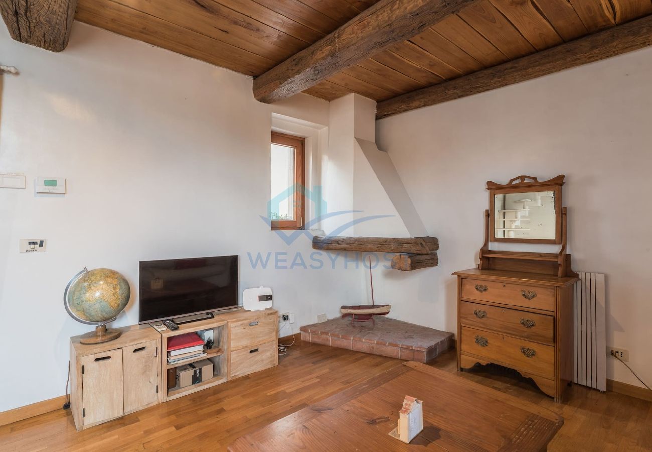 Appartamento a Roma - 026 - Zanardelli · Cozy wooden apt in Piazza Navon