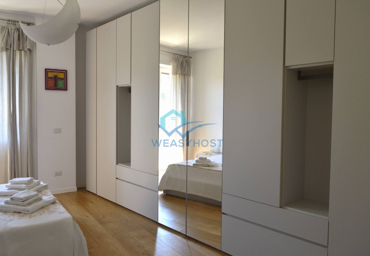 Appartamento a Roma - 052 - Falconieri · Oasis of Ample Space and Comfor