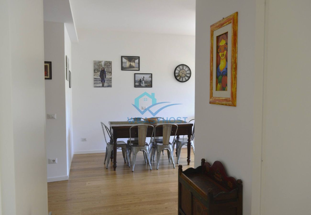 Appartamento a Roma - 052 - Falconieri · Oasis of Ample Space and Comfor