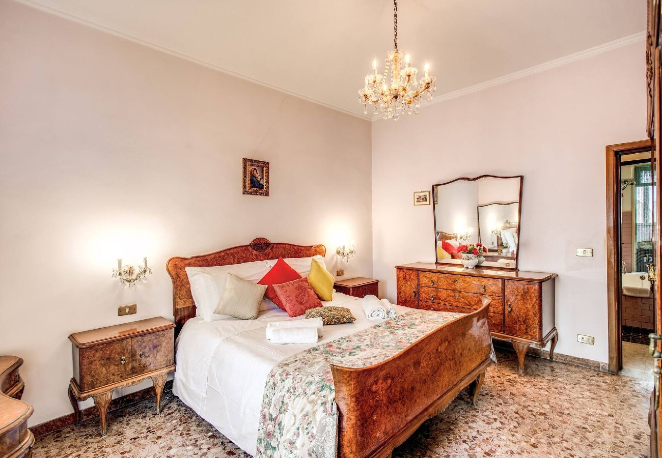 Appartamento a Roma - 003 - Borgo Vittorio · Warm apt in ancient buildin