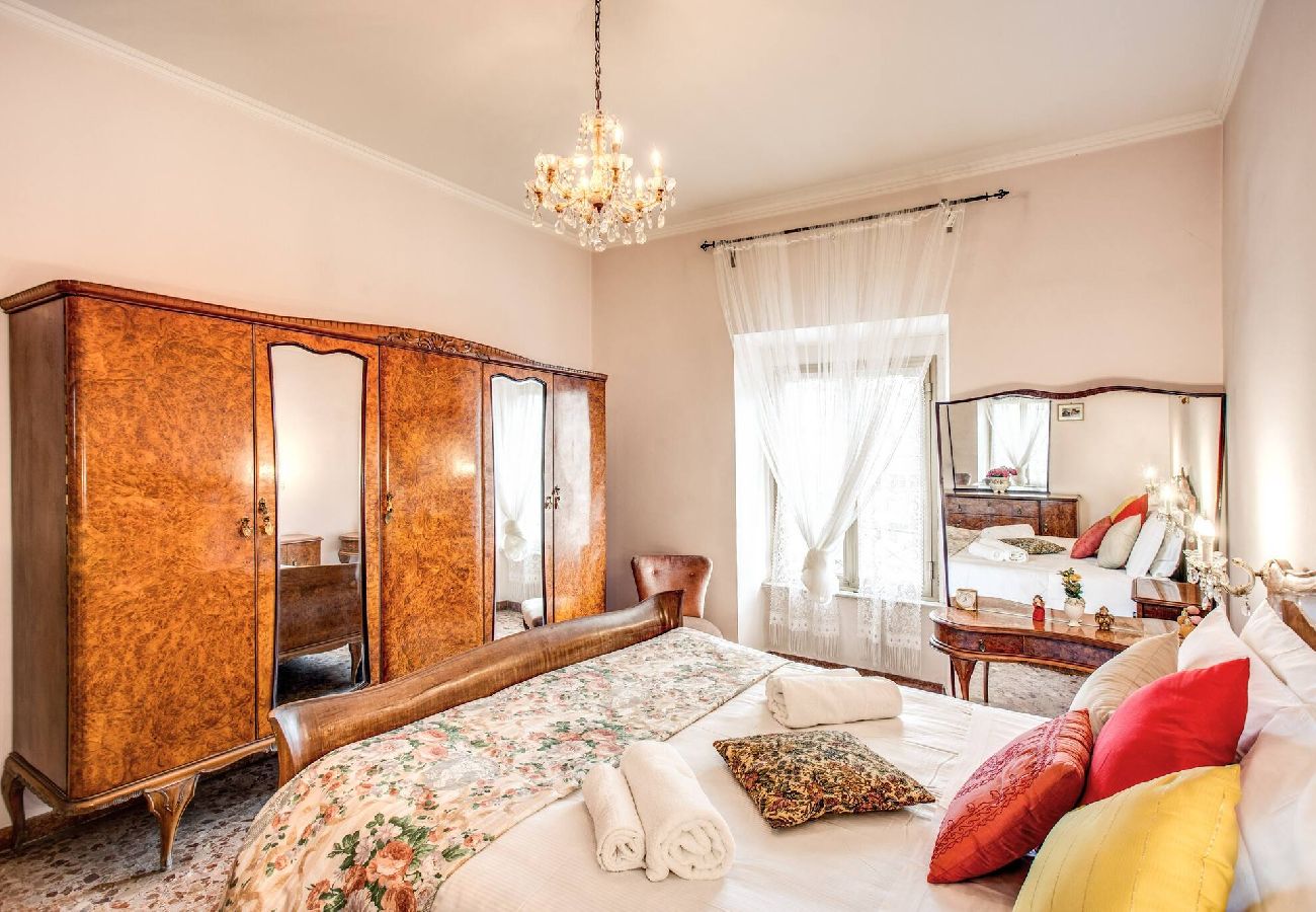 Appartamento a Roma - 003 - Borgo Vittorio · Warm apt in ancient buildin