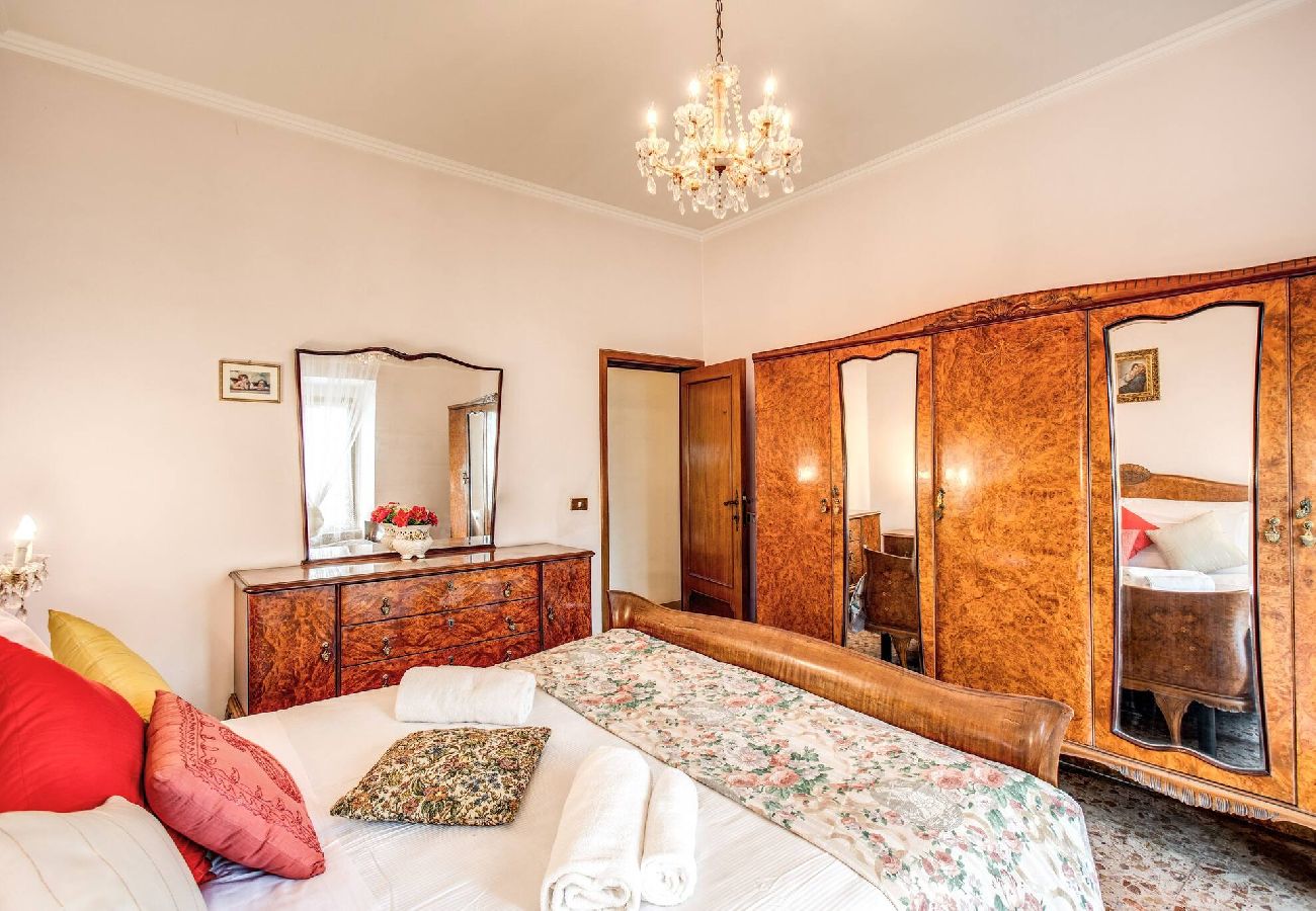 Appartamento a Roma - 003 - Borgo Vittorio · Warm apt in ancient buildin