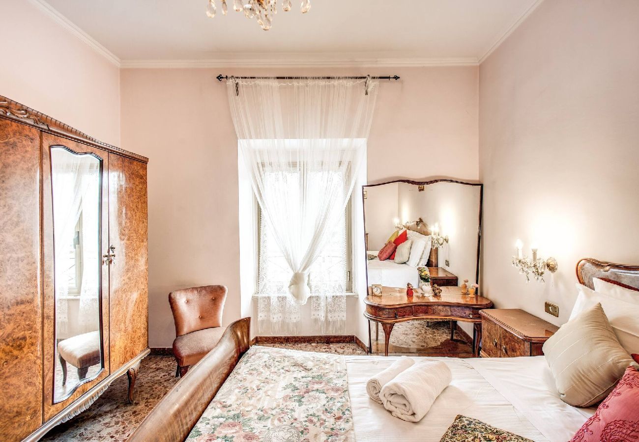 Appartamento a Roma - 003 - Borgo Vittorio · Warm apt in ancient buildin