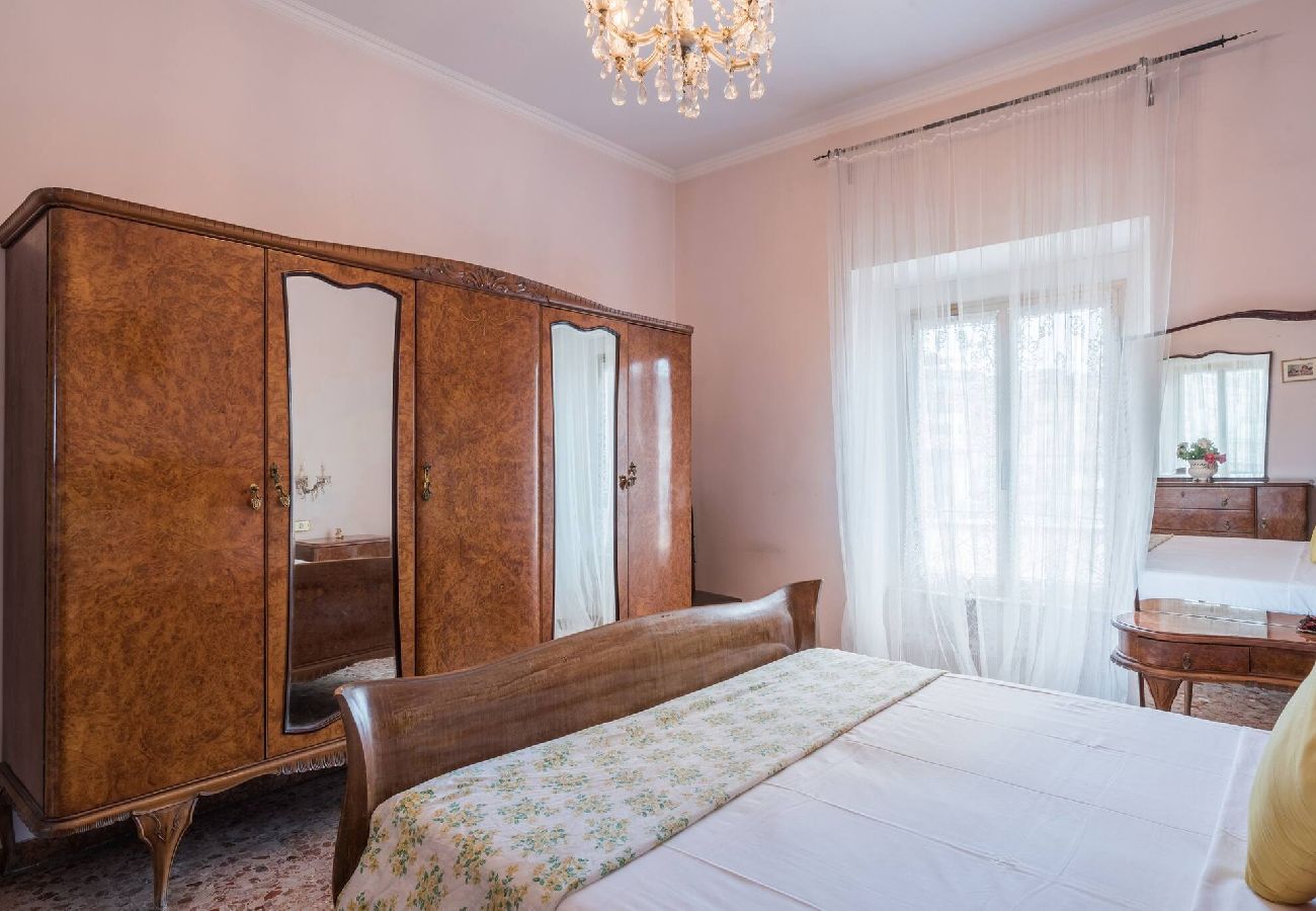 Appartamento a Roma - 003 - Borgo Vittorio · Warm apt in ancient buildin