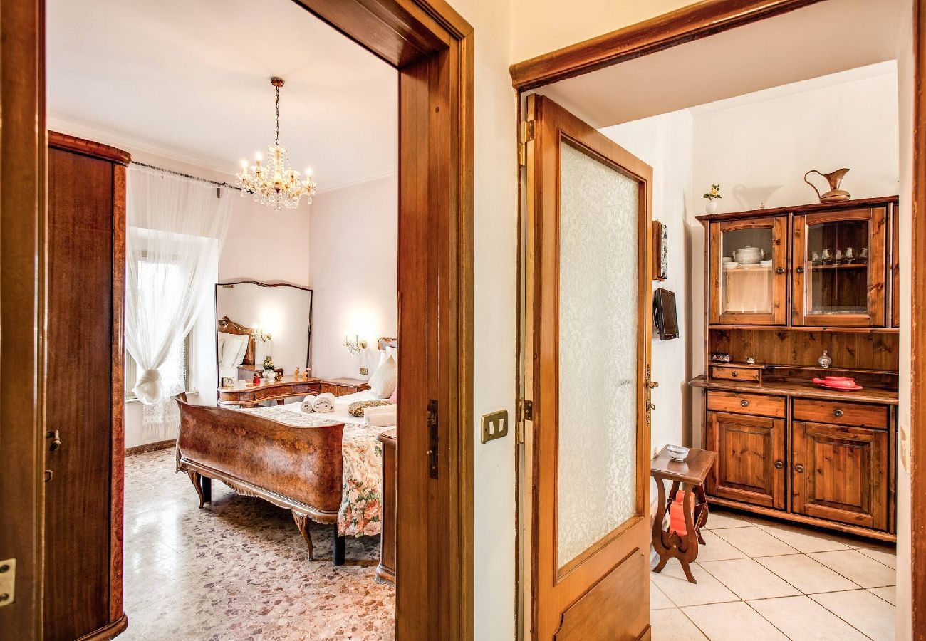 Appartamento a Roma - 003 - Borgo Vittorio · Warm apt in ancient buildin