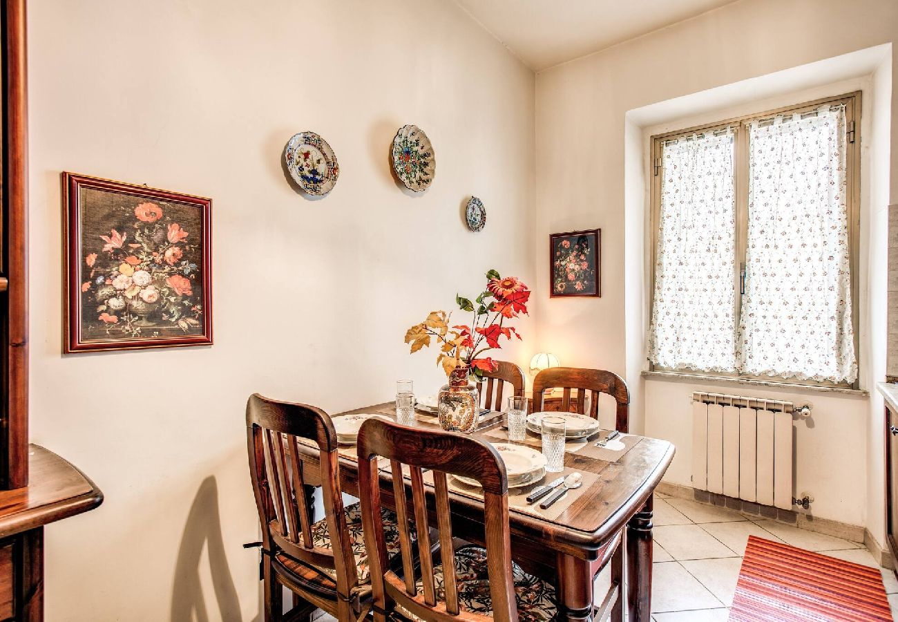 Appartamento a Roma - 003 - Borgo Vittorio · Warm apt in ancient buildin