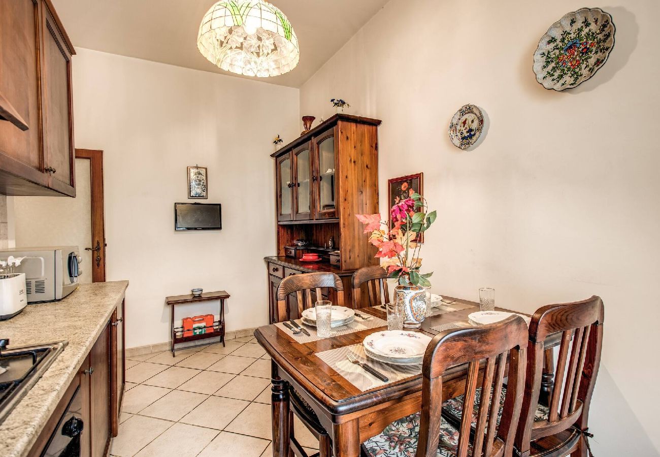 Appartamento a Roma - 003 - Borgo Vittorio · Warm apt in ancient buildin