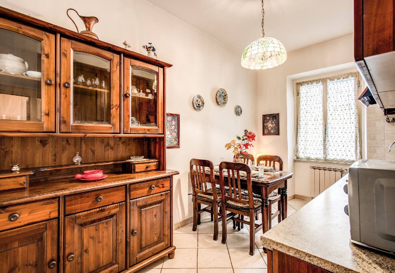 Appartamento a Roma - 003 - Borgo Vittorio · Warm apt in ancient buildin