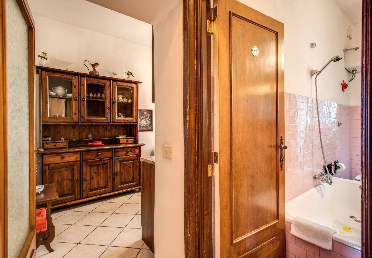 Appartamento a Roma - 003 - Borgo Vittorio · Warm apt in ancient buildin