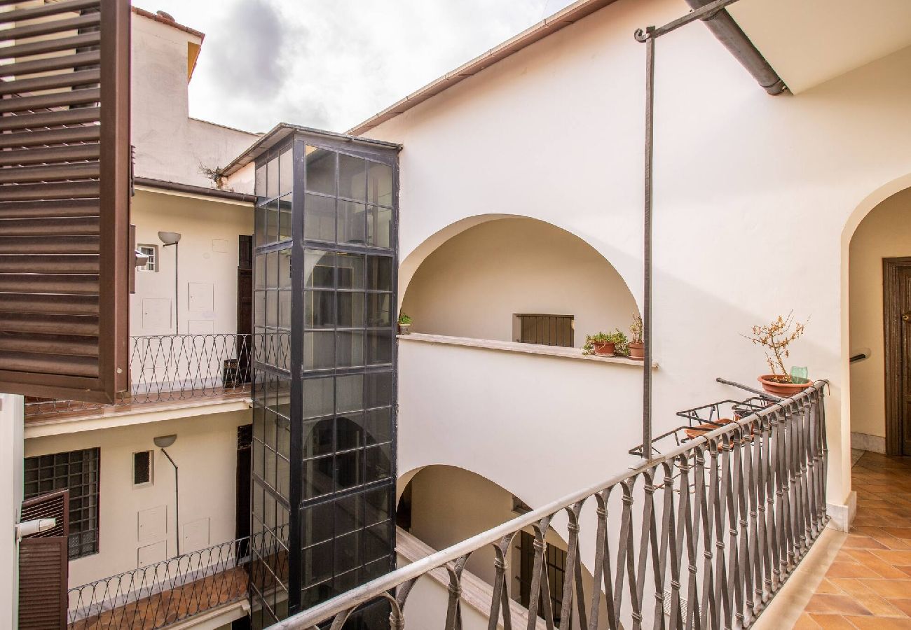 Appartamento a Roma - 003 - Borgo Vittorio · Warm apt in ancient buildin