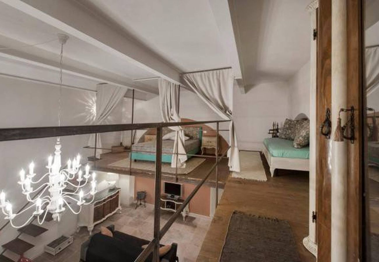 Casa en Roma - 001 - Poliziano · Shabby loft in Colosseum