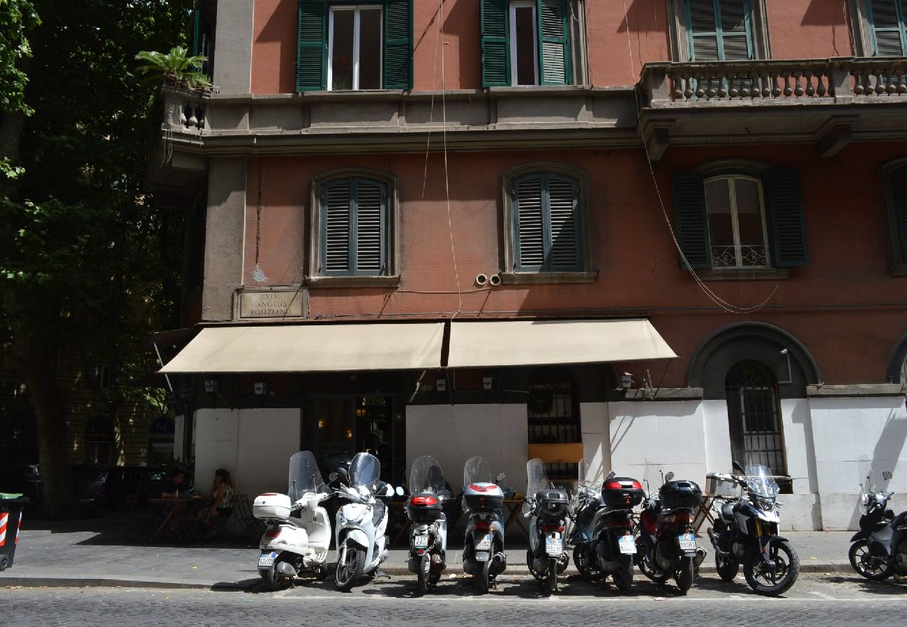 Casa en Roma - 001 - Poliziano · Shabby loft in Colosseum