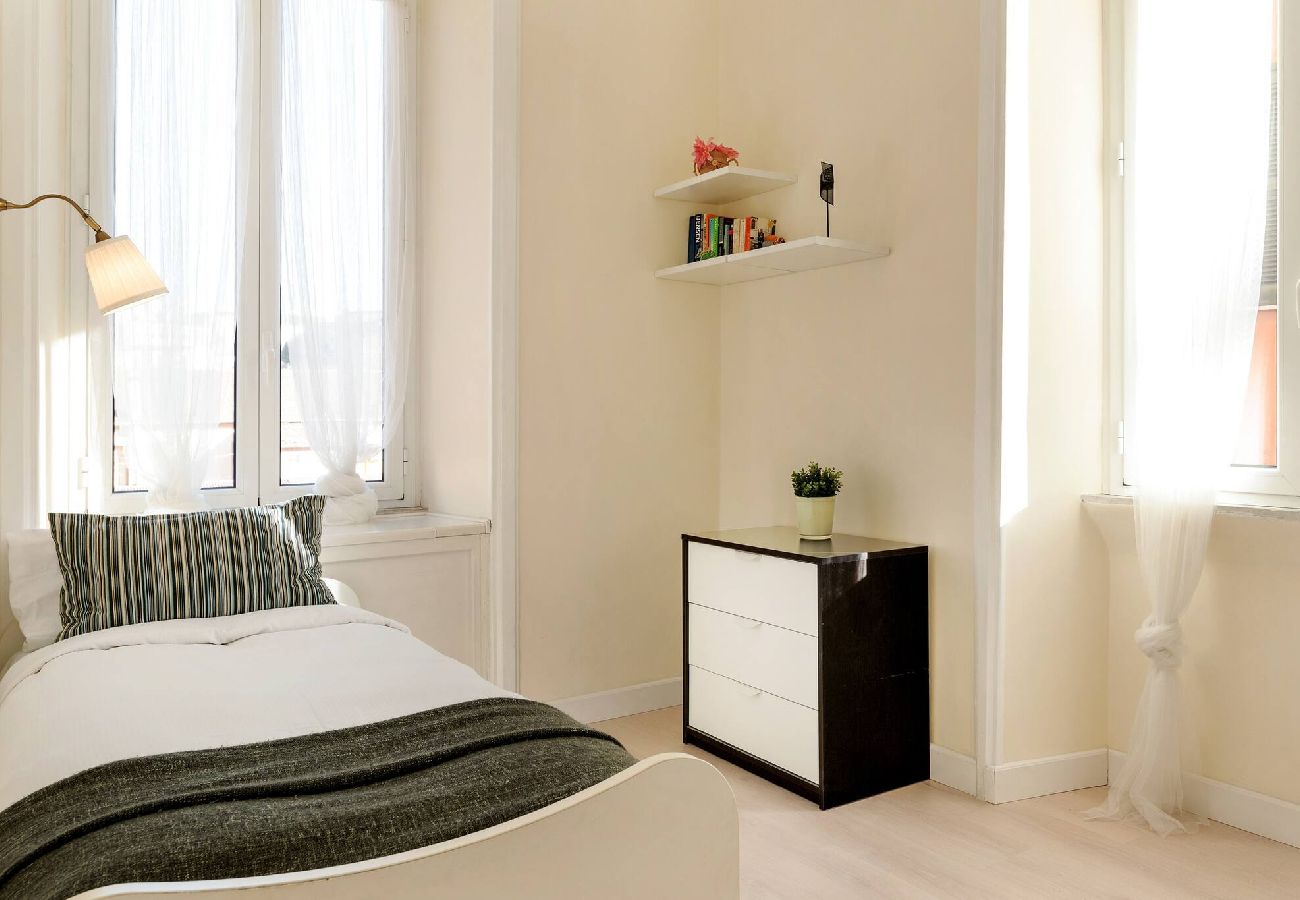 Apartamento en Roma - 005 - Labicana · Sunny flat in elegant building cl