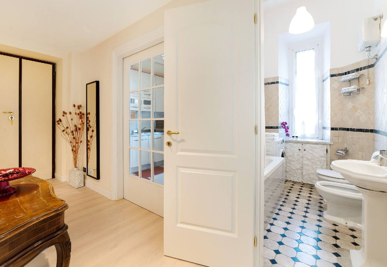 Apartamento en Roma - 005 - Labicana · Sunny flat in elegant building cl